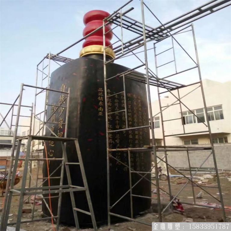 玻璃鋼大型酒瓶雕塑，酒廠仿真酒瓶雕塑定制4
